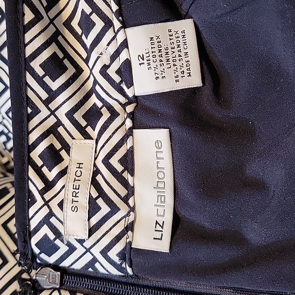 Liz Claiborne Women's Stretch Skirt with built in shorts. Size 12 - Picture 7 of 8